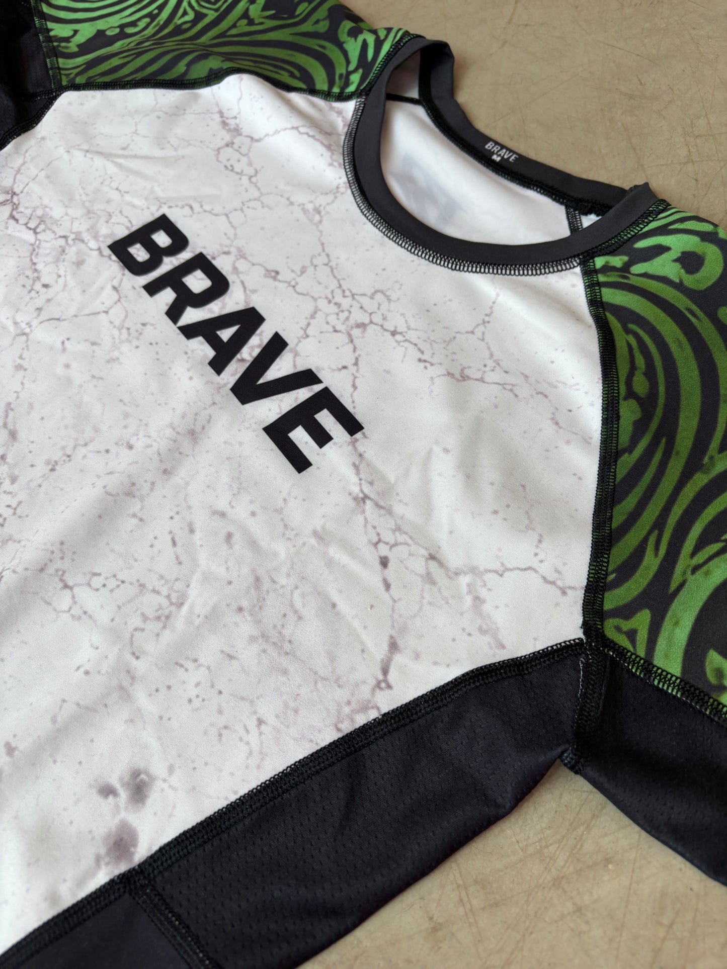 BRAVE Tropical Camiseta Técnica